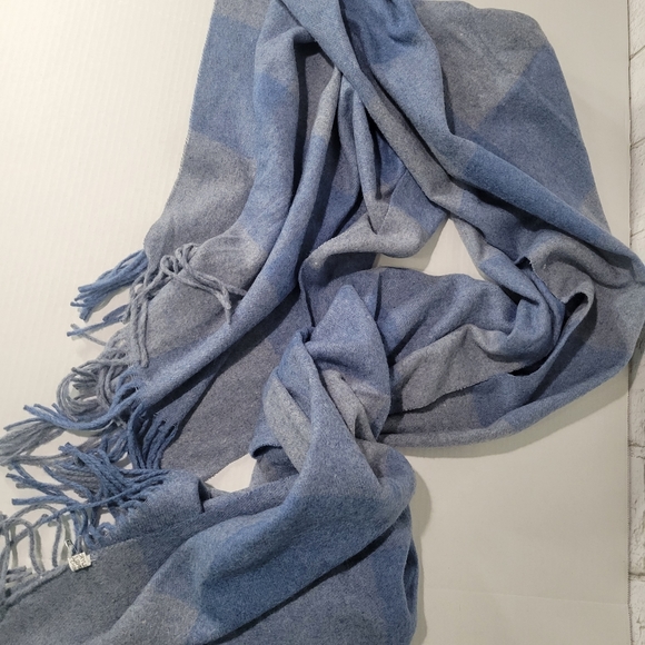 Warm & soft fringe scarf - Picture 9 of 9